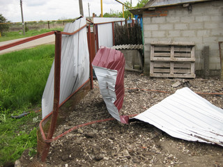 Mashed sheet metal profile fence