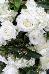 Gerbes de fleurs sur une pierre tombale.