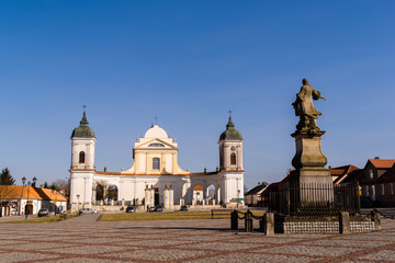 Obraz premium Rynek w Tykocinie z pomnikiem hetmana Stefana Czarnieckiego