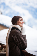 femme souriant sur un balcon à la neige