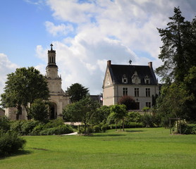 Fototapeta na wymiar Église Saint-Louis: Chambord - et Mairie.