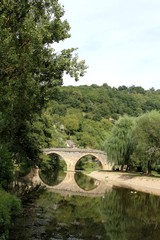 Le vieux pont de pierre à Belcastel,village classé de l'Aveyron,sur la rivière Aveyron