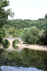 Fototapeta na wymiar Le vieux pont de pierre à Belcastel,village classé de l'Aveyron,sur la rivière Aveyron