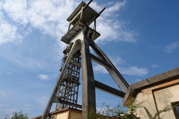 Curiosos castillete en hormigón armado, una rareza en la minería asturiana. pertenecía a auna compañía belga