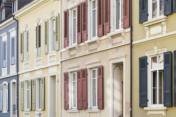 Eine Reihe von farbig bemalten Stadthäusern in Basel in der Schweiz