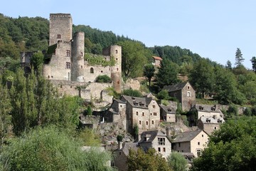 Château et village classé de Belcastel en Aveyron,plus beau village de France