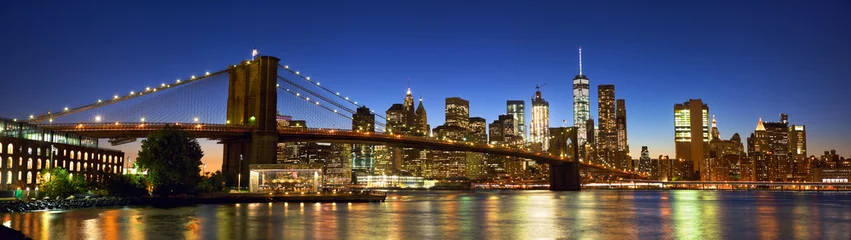 Foto op Aluminium Brooklyn Bridge-panorama met de skyline van Manhattan in de schemering, New York © Oleksandr Dibrova
