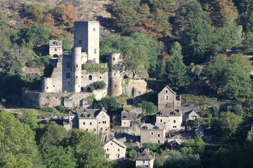 Fototapeta na wymiar Château et village classé de Belcastel en Aveyron,plus beau village de France