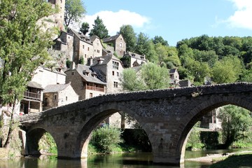 Fototapeta na wymiar Village et château de Belcastel,plus beau village de France en Aveyron