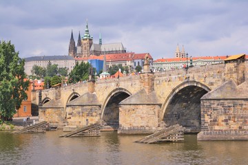 Fototapeta na wymiar Prag von der Moldau