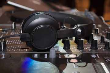 Mesa de mistura com auscultadores