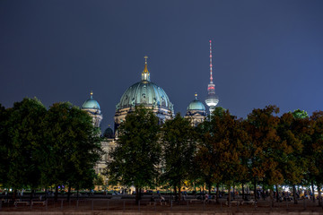 Fototapeta na wymiar Der Berliner Dom mit dem Fernsehturm in Berlin-Mitte