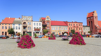 Ozdobiony kwiatami rynek Starego Miasta w Golubiu- Dobrzyniu nad Wisłą © stepmar