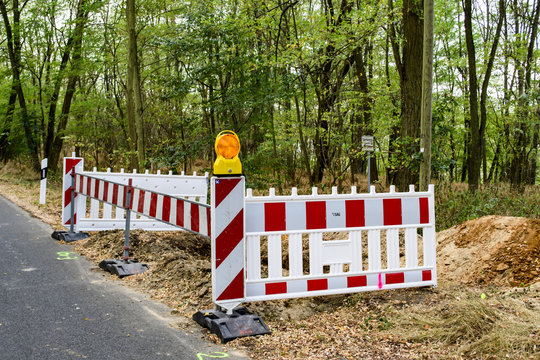Strassenabsperrung mit Warnlicht