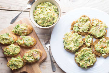 Burger of quinoa with tuna and guacamole