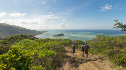 Wanderlust - Wandern in einer Gruppe mit Meerblick auf Mauritius und dem Le Morne Brabant, auf dem...