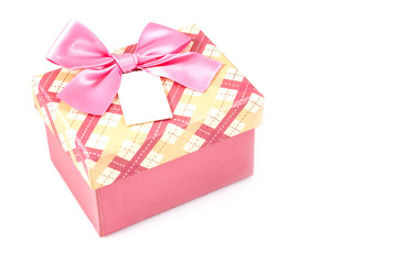 Obraz premium Pink Christmas gift box with pink bow and white tag