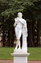 Obraz premium statue of a satyr, lower Dutch garden in the palace park Gatchina Russia.