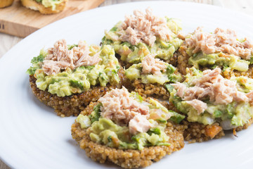 Burger of quinoa with tuna and guacamole