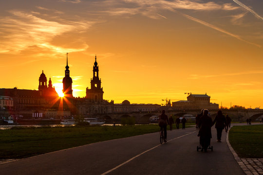 Dresden zum Sonnenuntergang Elbradweg