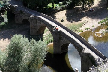 Le vieux pont de pierre à Belcastel,village classé de l'Aveyron,sur la rivière Aveyron