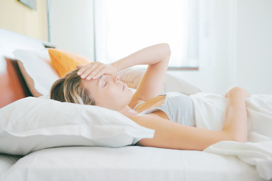 Donna a letto con mal di testa o stressata