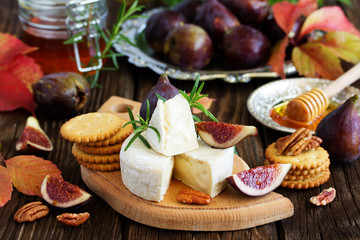 Delicious tomorrow from Camembert, figs and honey.