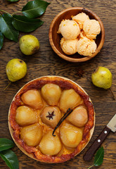 Pear tart Tatin with caramel.