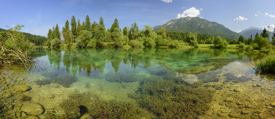 Panorama Landschaft in Bayern mit Stausee der Isar bei Mittenwald