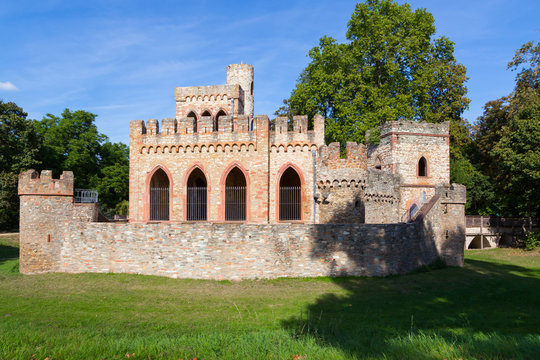 Die Mosburg, eine künstliche Ruine im Biebricher Schlosspark, Wiesbaden. (September 2016)