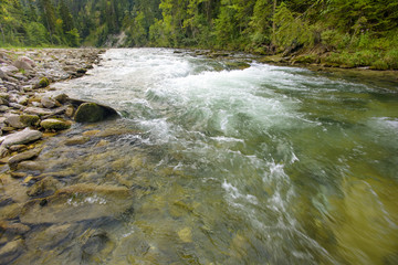Panorama Landschaft in Bayern mit der Ammer bei Saulgrub