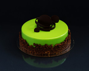 Modern cake covered with chocolate glyassazhem.
