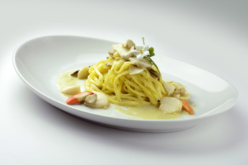 Tagliolini with scallops and mushrooms