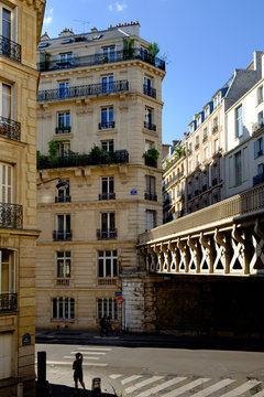 paris haussmann 17&egrave;me rue du rocher silhouette solitaire