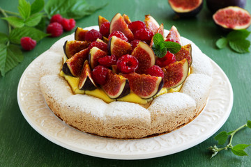 Almond meringue cake with figs and raspberries.