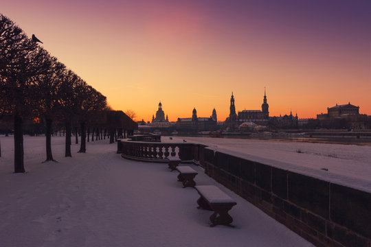 Dresden zum Sonnenaufgang im Winter