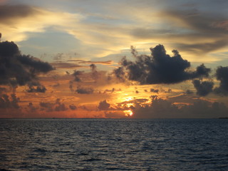 Fototapeta na wymiar sunset on the maldivian sea