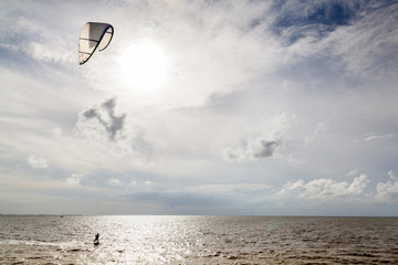 Kitesurfer in der Meldorfer Bucht, Deutschland