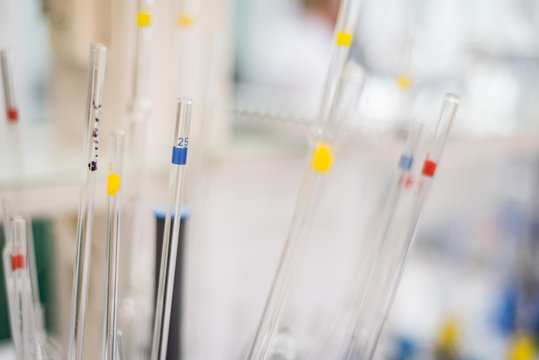 Laboratorium pr&oacute;bki pipeta pomiar