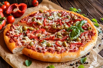 Papier Peint photo Lavable Pizzeria Pizza with ham, bacon, olives, pepper and cheese