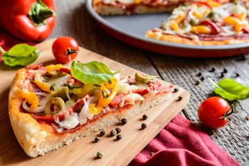 Crédence de cuisine en verre imprimé Pizzeria Salami pizza with green olives, pepper, onion and Edam cheese