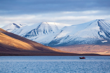 Boat outside Longyearbyen - obrazy, fototapety, plakaty
