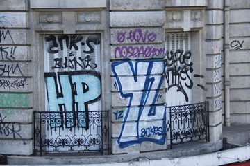 Graffitis sur un immeuble à Paris
