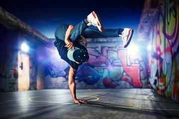 Fotobehang Breakdance buitenshuis © chaossart