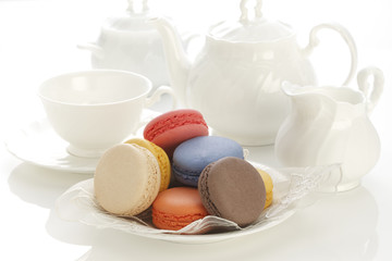白いティーセットとマカロン