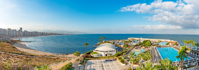 Fototapeta premium Krajobraz Wybrzeża Bejrutu w hotelu Resort w Raouche, Bejrut, Liban.
