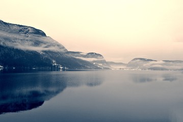 Śnieżny zima krajobraz na jeziorze w czarny i biały. Monochromatyczny obraz filtrowany w stylu retro, w stylu vintage z nieostrością i czerwonym filtrem; nostalgiczna koncepcja zimy. Jezioro Bohinj, Słowenia. - 121616876