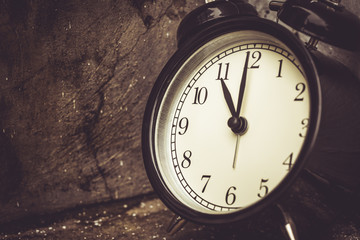 Naklejka premium 11 o'clock retro vintage clock brown color tone.