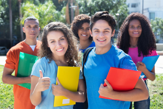 Europ&auml;isches Studentpaar mit internationalen Freundinnen