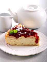 Cheesecake slice with fruit and jam